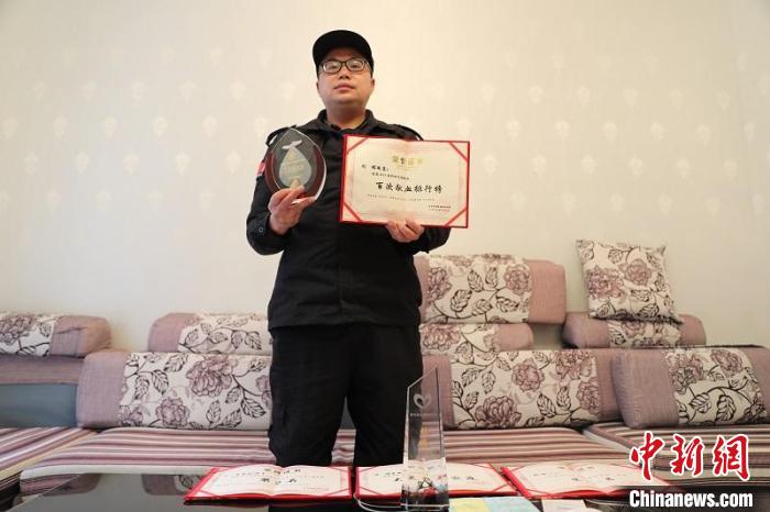 刘辉展示荣获的献血荣誉证书。 杨波 摄 刘辉展示荣获的献血荣誉证书。 杨波 摄