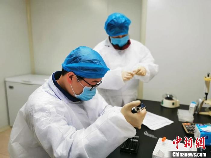江苏省疾控中心应急检验队在24天里为黄石完成了3743份咽拭子样本的核酸检测。　江苏省疾控供图 摄