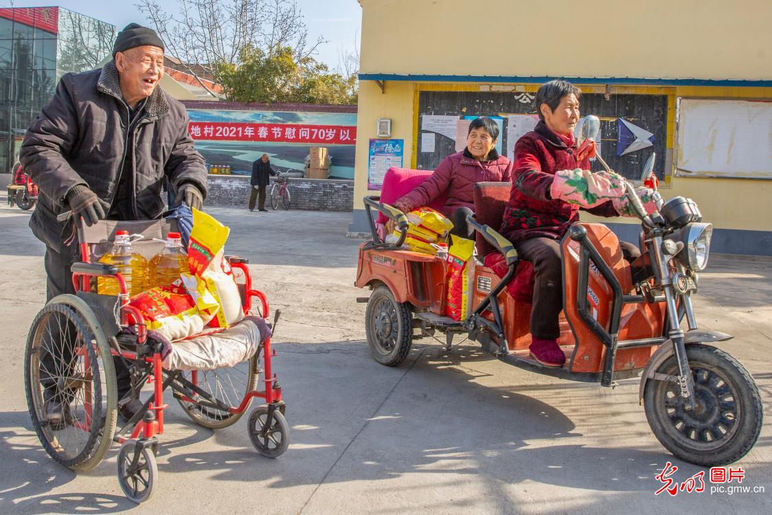 People busy preparing for Spring Festival in C China’s Henan People busy preparing for Spring Festival in C China’s Henan