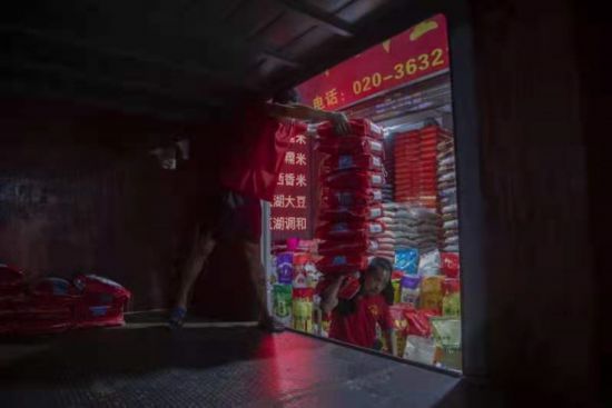 段文飞在装货