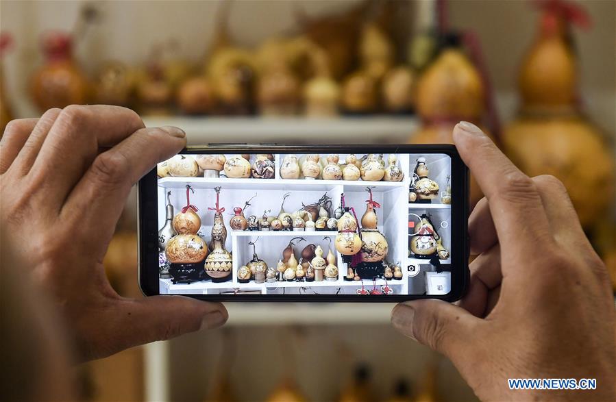 Pic story: self-taught craftsman makes over 1,000 gourd pyrography handicrafts CHINA-JILIN-CHANGCHUN-GOURD-PYROGRAPHY (CN)