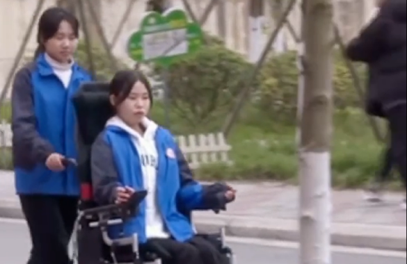 瘦弱女孩坚持两年背残疾同学上学：因为自己淋过雨，想为别人撑把伞-中国好故事