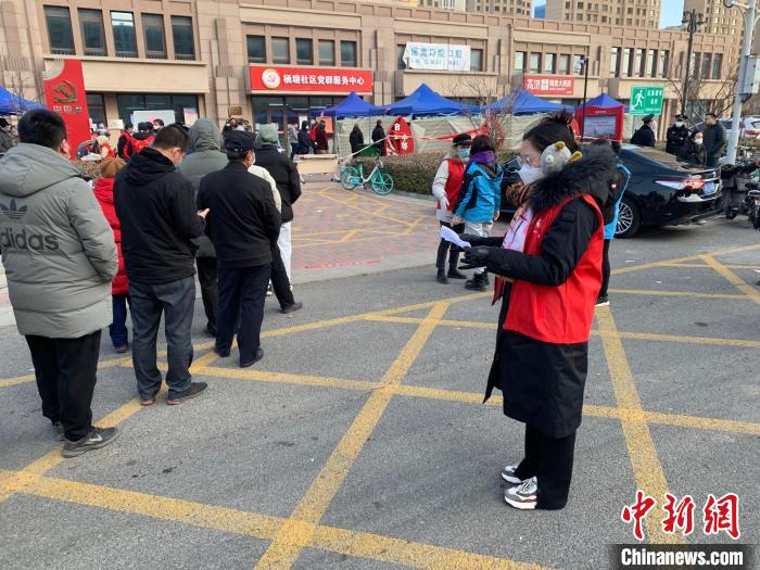 天津机场边检站民警盛文莹核对检测人员名单。 天津边检总站供图 天津机场边检站民警盛文莹核对检测人员名单。 天津边检总站供图
