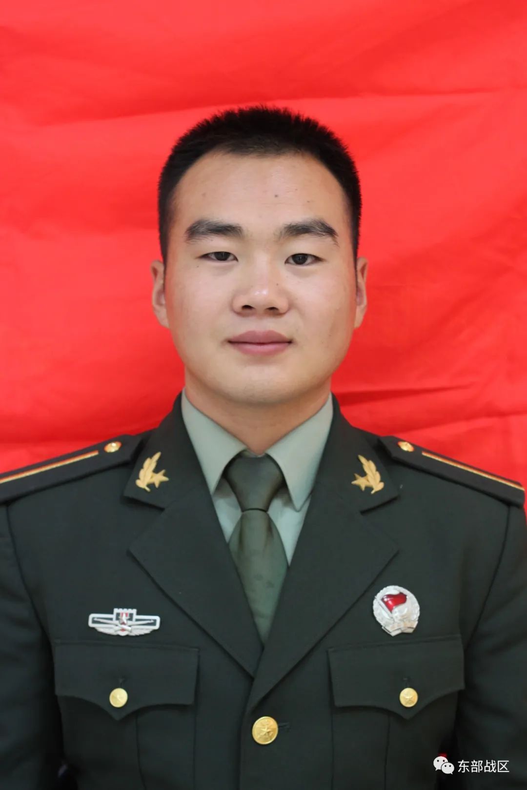 2015年毕业后在驻漳州73156部队警卫勤务连担任俱乐部主任