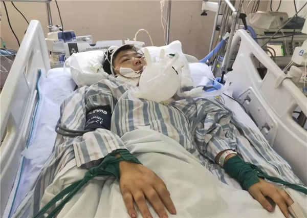严重车祸, 造成多根肋骨骨折,肺部出血, 随后被送进重症监护室抢救