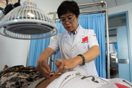 File photo taken on Nov. 6, 2019 shows a Chinese doctor conducting acupuncture treatment for a local patient at a traditional Chinese medicine center in Antananarivo, capital of Madagascar. (Xinhua/Xie Han)