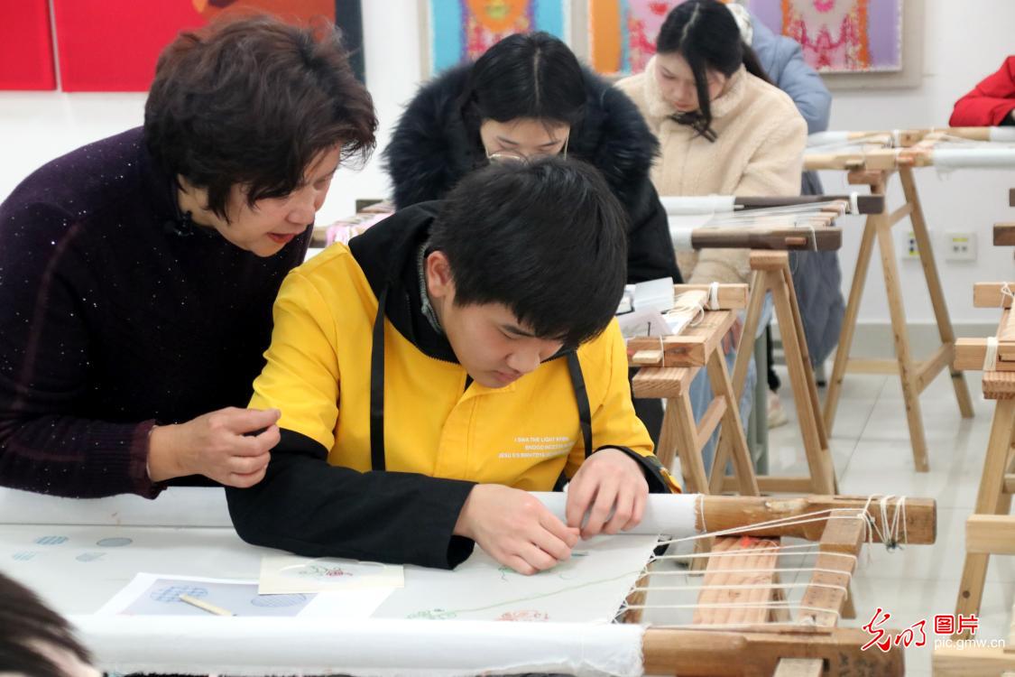 江苏苏州:大学生学刺绣