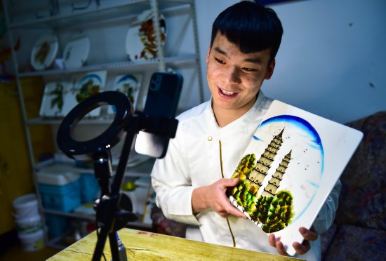 在阿峰果酱艺术工作室，刘旭峰通过直播向网友介绍果酱画（4月28日摄）。