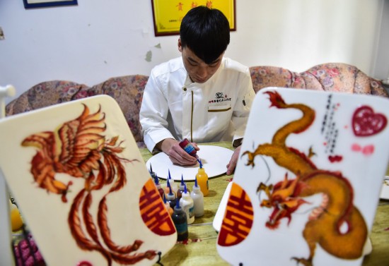在阿峰果酱艺术工作室，刘旭峰在画果酱画（4月28日摄）。